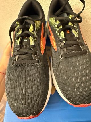 Zapatillas Brooks Negras y Rojas