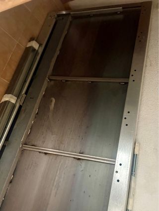 Puerta anti okupa metálica