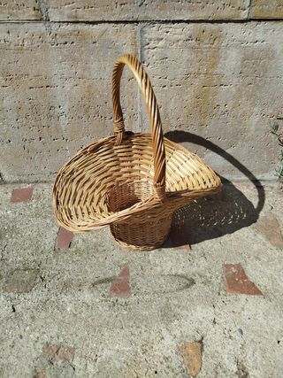 Cesta de mimbre ovalada con asa