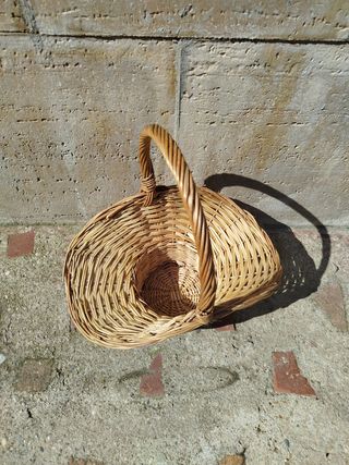 Cesta de mimbre ovalada con asa