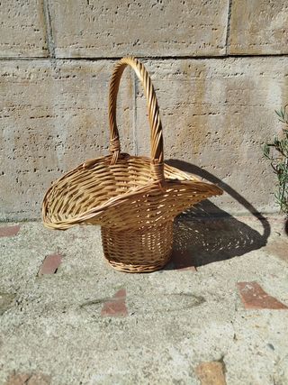 Cesta de mimbre ovalada con asa