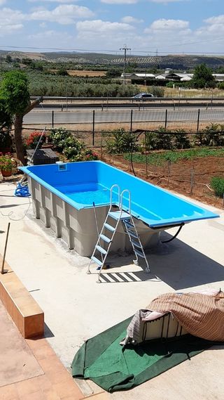 Piscina de poliéster escalones 600x250