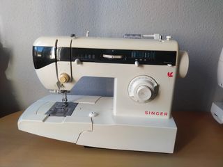 Máquina de coser Singer blanca