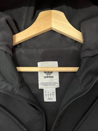 Adidas Cazadora Negra con Capucha