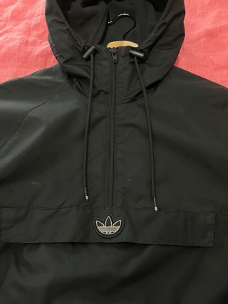Adidas Cazadora Negra con Capucha