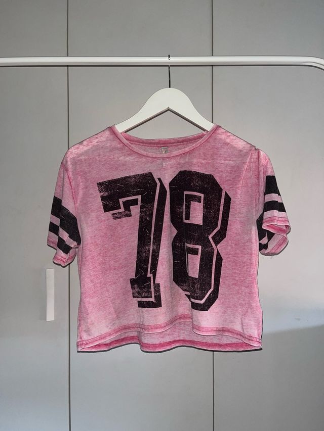 Camiseta crop top 78 rosa y negra