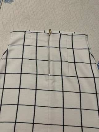 Falda H&M Cuadros Blanco y Negro. Tela de invierno