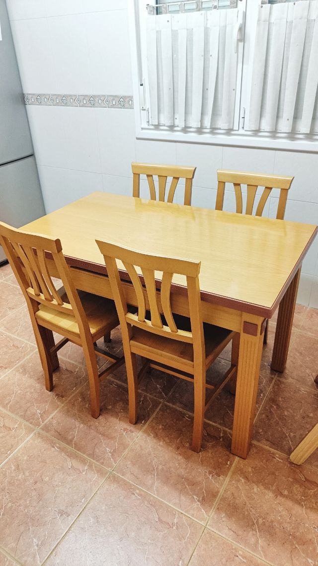 Mesa extensible + 4 sillas madera - NEGOCIABLE