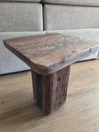 Mesita auxiliar de madera rústica