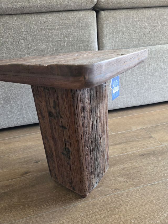 Mesita auxiliar de madera rústica