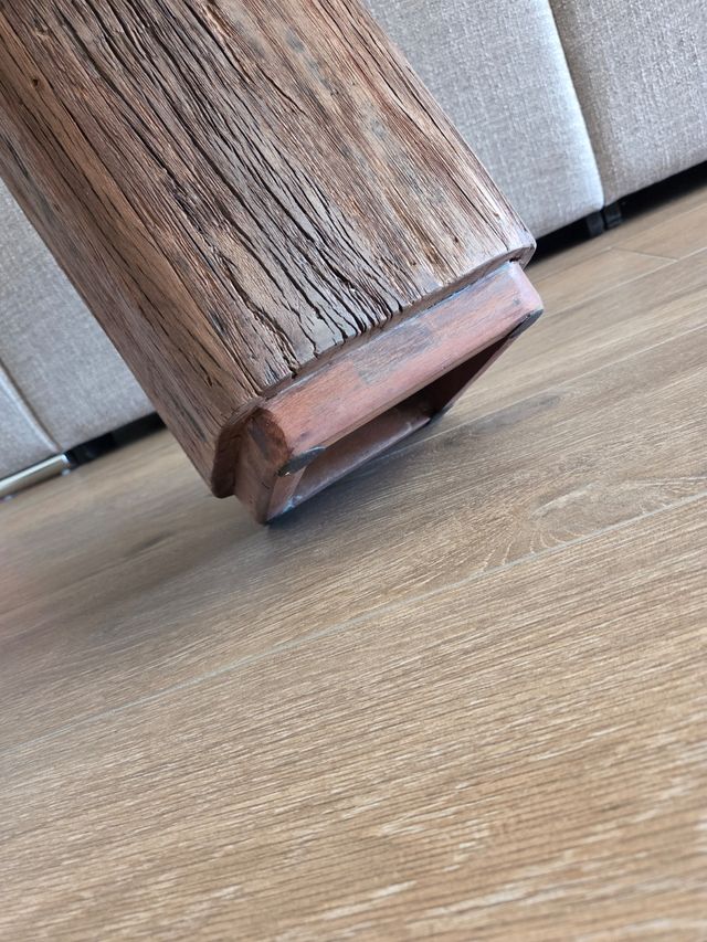 Mesita auxiliar de madera rústica