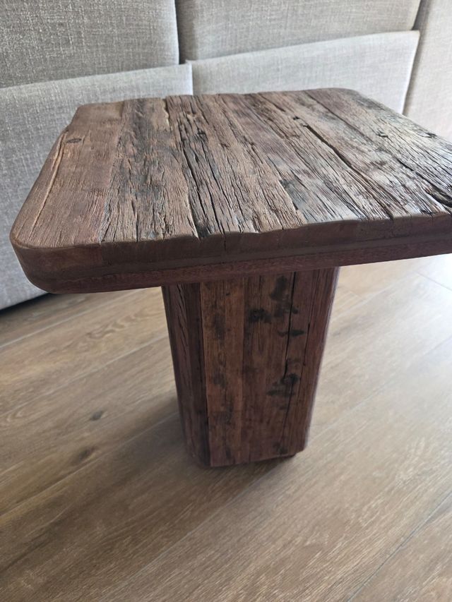 Mesita auxiliar de madera rústica