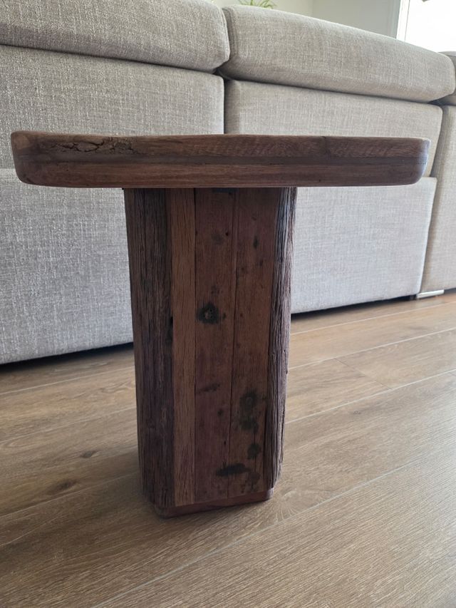 Mesita auxiliar de madera rústica