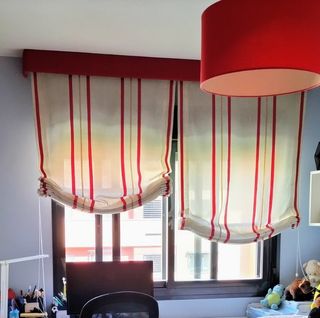 Estores enrollables a rayas beige y rojo