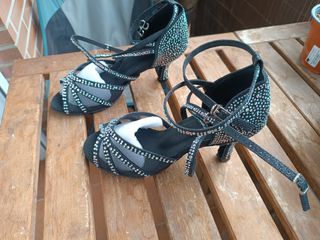 Zapatos de baile negros con pedrería.
