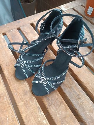 Zapatos de baile negros con pedrería.
