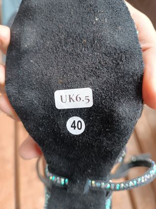 Zapatos de baile negros con pedrería.
