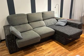 Sofá gris y negro
