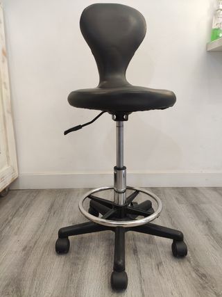Silla de oficina negra con ruedas