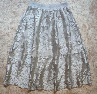 Falda larga beige y blanca con encaje