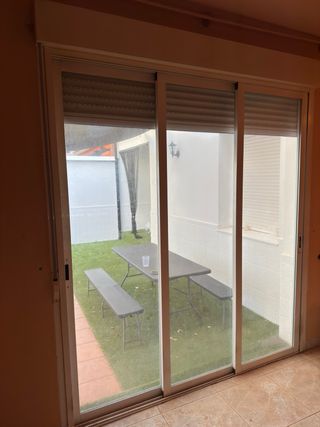 Ventana balconera climalit con persiana