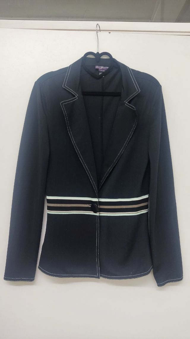 Blazer de seda negro con detalles multicolor