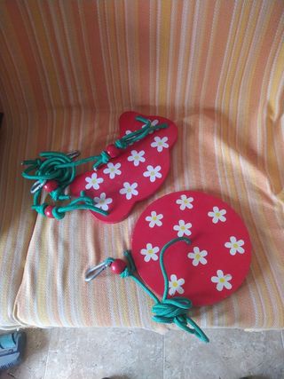 Altalene in legno con fiori