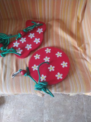 Altalene in legno con fiori