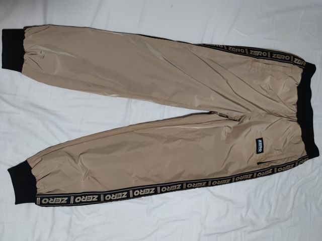 Chándal Area Zero beige y negro .