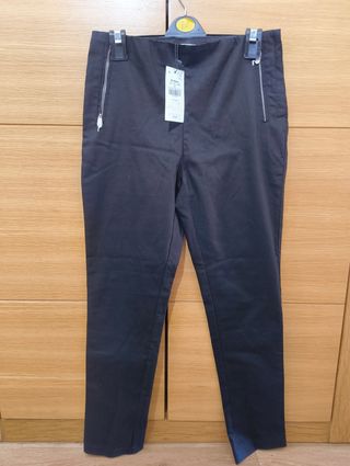 Pantalón negro con etiqueta