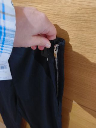 Pantalón negro con etiqueta