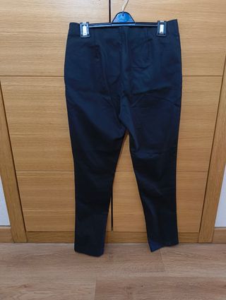 Pantalón negro con etiqueta