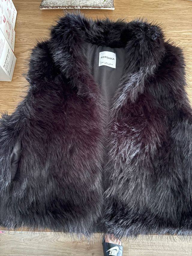 Chaleco pelo Bershka negro talla S