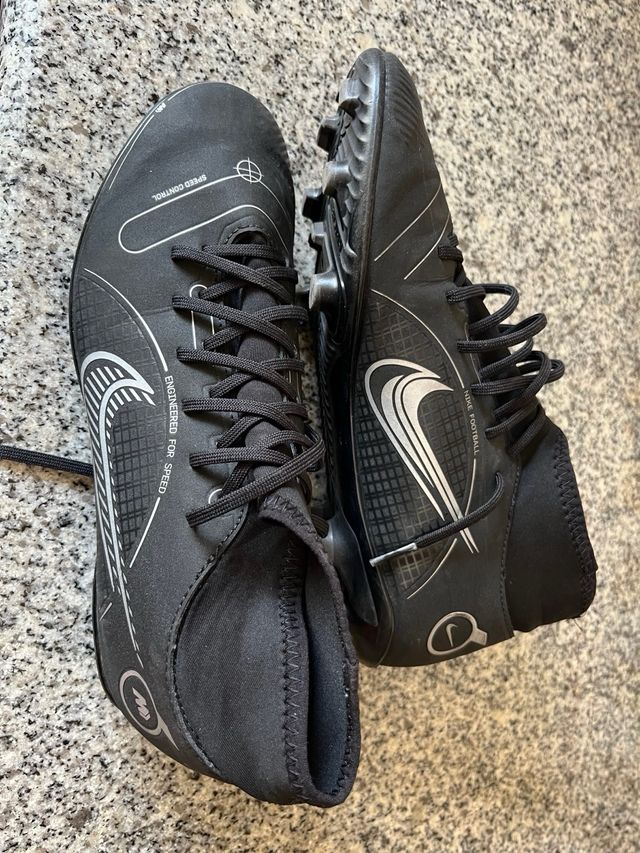 Botas de fútbol Nike negras