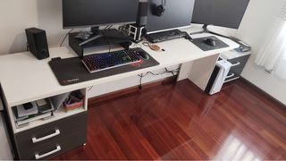 Escritorio blanco y gris