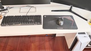Escritorio blanco y gris