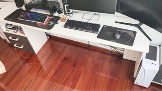Escritorio blanco y gris