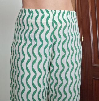 Pantalón Mango estampado verde y blanco