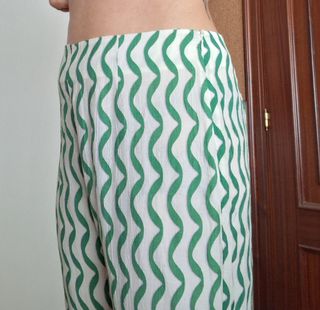 Pantalón Mango estampado verde y blanco