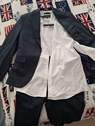 Traje Zara Azul Marino y Camisa Blanca