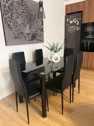 Mesa cristal negra + 6 sillas negras efecto piel