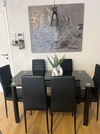 Mesa cristal negra + 6 sillas negras efecto piel