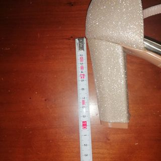 Sandalias de tacón doradas 