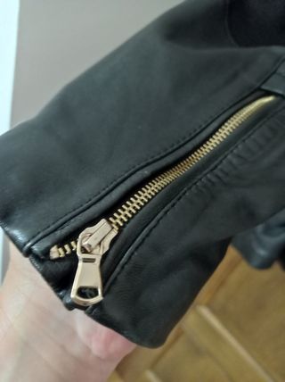 Cazadora piel auténtica mujer Violeta by Mango.