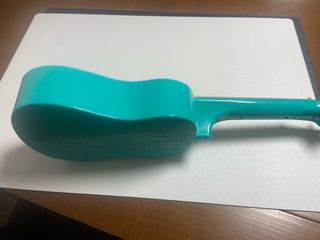 Ukelele de juguete azul y rosa