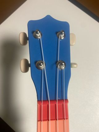 Ukelele de juguete azul y rosa