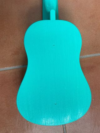 Ukelele de juguete azul y rosa
