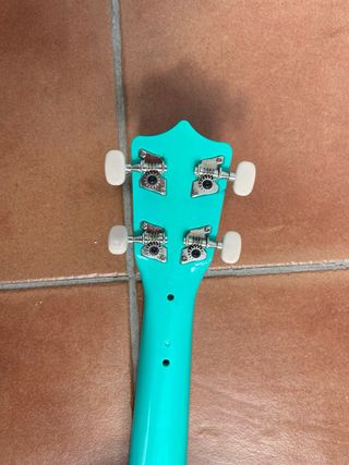 Ukelele de juguete azul y rosa