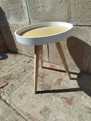 Mesa auxiliar redonda blanca y madera