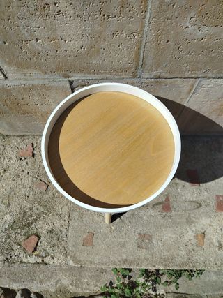 Mesa auxiliar redonda blanca y madera